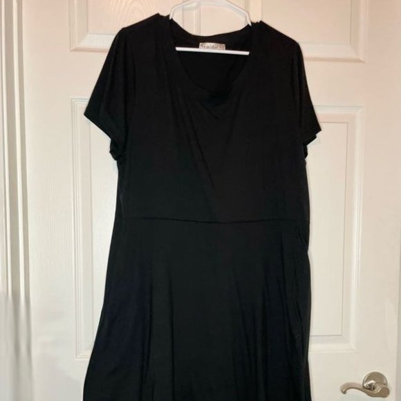 Black Fit and Flare Dress with Pockets - Picture 3 of 4